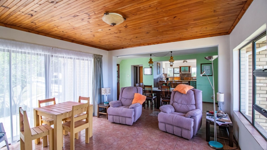 4 Bedroom Property for Sale in Cove Rock Eastern Cape